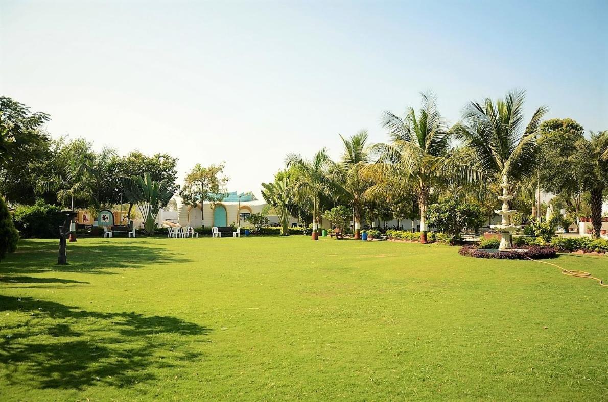 Royal Club & Resort Αχμπανταμπάντ Εξωτερικό φωτογραφία